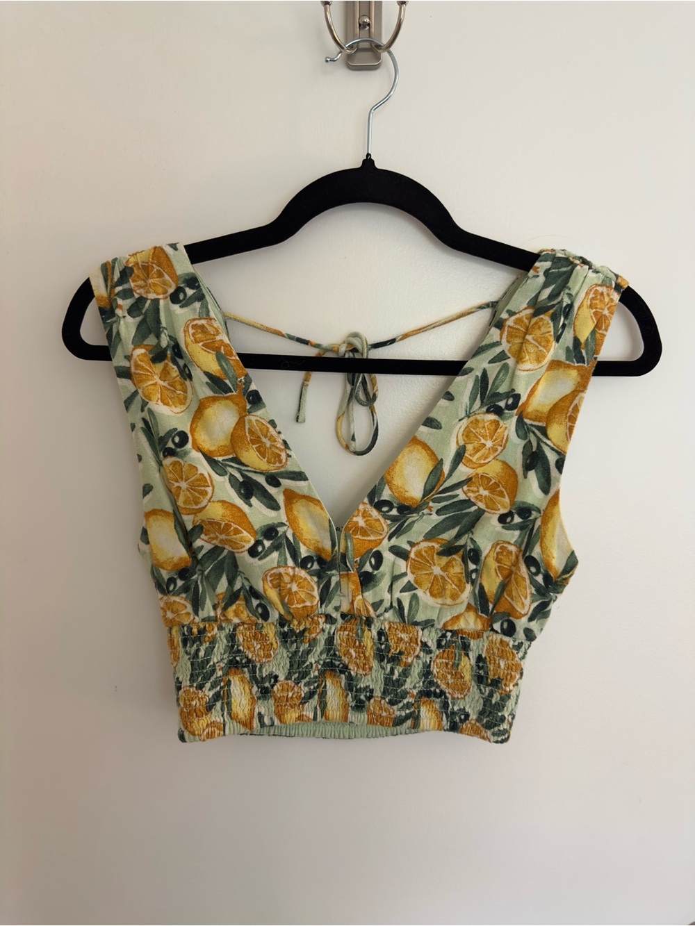 Abercrombie & Fitch Lemon-Print Smocked V-Neck Linen Crop Top - Yellow/Green